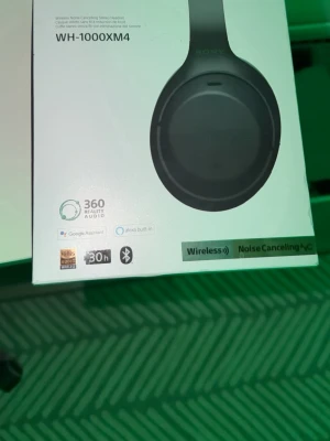 Sony WH-1000XM4 trådlösa hörlurar - Sony WH-1000XM4 är svarta over-ear hörlurar med grym brusreducering och trådlös Bluetooth-anslutning. Har limmat kåporna med superlim så lite missfärgning men inget funktionsfel förutom  vänster öra ger ifrån pipljud ibland, vet ej vad felet är, Pris - 1100 kr, billigare vid snabb affär. 
