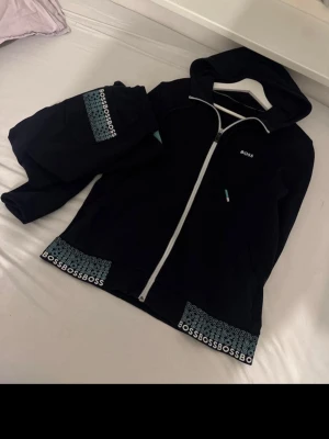 Boss tracksuit  - Boss tracksuit tröjan storlek S byxorna storlek L men sitter som M inga skador eller något på dem pris kan diskuteras