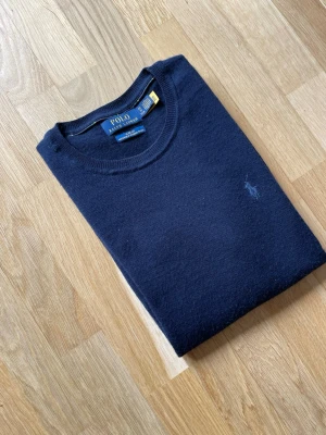 Mörkblå tröja från Polo Ralph Lauren - Mörkblå tröja från Polo Ralph Lauren i Slim fit. Nypris ca 2500kr mitt pris endast 699kr. Fraktar inom 1 dag, om du har någon fundering så är det bara att höra av sig😊