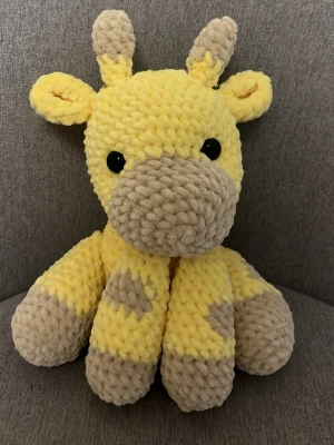 Gul och beige stickad giraff - Supermjuk och gosig stickad giraff i gult och beige med stora svarta ögon. Tillverkad i tjockt, fluffigt garn och har söta öron, horn och svans. Perfekt som dekoration eller mysig maskot. Unik handgjord känsla och charmig design.