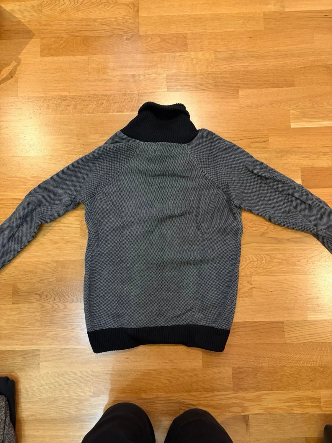 Grå stickad polotröja med svarta detaljer - 1