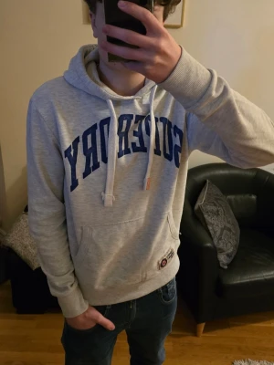 Superdry hoodie vintage - Supersnygg grå vintage Superdry hoodie i storlek Medium. Skriv om du undrar något! 🤩