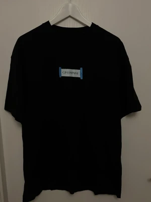 Svart t-shirt från C.P. Company - Tjena säljer denna feta C.P Company t shirt. Har aldrig använt den. Storlek L
