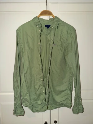 Grön GANT skjorta, väldigt fint skick! - Säljer en snygg grön GANT skjorta i storlek S. Använd få gånger och i väldigt fint skick – känns som ny!  Tidlös färg som passar till allt Bekväm och bra passform Perfekt till både vardag och jobb  Nypris ca 500–600 kr 👉 Säljes för 199 kr (pris kan diskuteras)  Ett riktigt bra kap för en stilren skjorta!