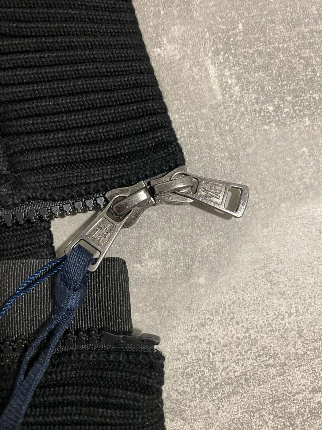 Svart dunväst med huva från Moncler - 3