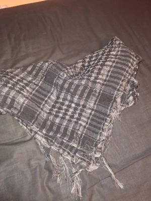 Goth bandana/sjal - Aldrig använd. Okänt varumärke eller material. För mått eller frågor skriv gärna!