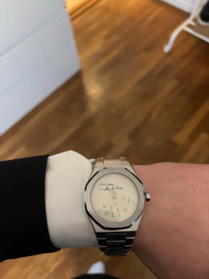 Rolex ”Who cares I’m already late” liknande  -  Silvrig Rolex liknande klocka med texten 'Who cares, I'm already late' på urtavlan och ett metallarmband. Helt ny.