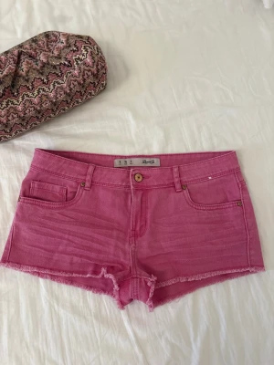 Rosa jeansshorts - Supersnygga och svåra att få tag på, perfekta för sommaren 🩷⚡️🥂🍒🥰 Storlek 36 och passar mig som brukar ha 34