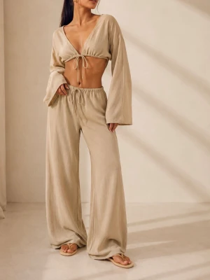 Summer SET Beige - NEW - 2 PieceSet  - 📦💌!LEVERANS SAMMA DAG MED POSNORD!💌📦  Nytt oanvänt ursnyggt set! Storlek XS i båda delar - designad för att vara oversized för en härlig vacation look. Otroligt skönt material & kvalitet!  Priset är för hela setet - båda delar 🤍  Vid frågor & funderingar - så är det bara att skriva till mig! 💕    Dessa bilder är mina egna & därför tillåter jag inte att man tar dem till egen användning enligt upphovsrätt. Tack. 