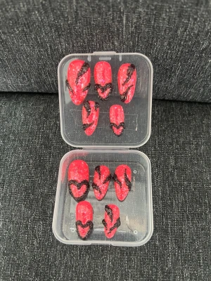 Press On Nails || Storlek S - Söta och alternativa Rosa lösnaglar med Rosa glitter bas och svarta kaviar pärlor i 3D detaljer ovanpå. Almound form på naglarna, storlek S.🌸 Det du får med dig : * Fil och manikyr pinne * nagellim klistermärken * 2 lappar av rengöring för naglar.