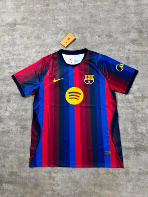 Barcelona matchtröja 25/26 - Säljer en ny och snygg Barcelona tshirt i helt nytt skick, skriv vid funderingar/frågor!