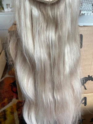 Långa blonda löshår clips - Säljer ett halo hairband askblont från Rapunzel of Sweden 50 cm långt 150gram 
