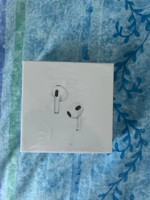AirPods 3 - Nya oöppnade AirPods 3 med MagSafe charging. 