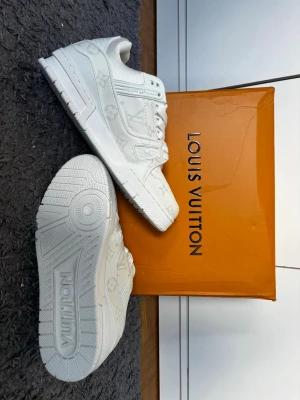 Vita sneakers - Helt nya. Storlek 42. Skriv hur funderingar. Fraktar altid inom 24 timmar.