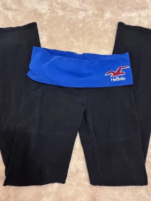 Hollister fold over pants - Hollister fold over pants in size xs. Has a blue fold over and is navy blue. Has signs of usage like lint