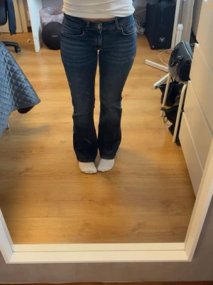 Low Waist Jeans - Superfina low waist jeans! Passar mig som är 160cm. Tveka inte att skriva om du undrar något 🩷