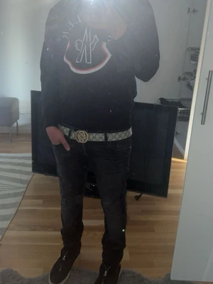 moncler sweatshirt  - En ny moncler sweatshirt som knappats är använd. riktigt skön och bra passform