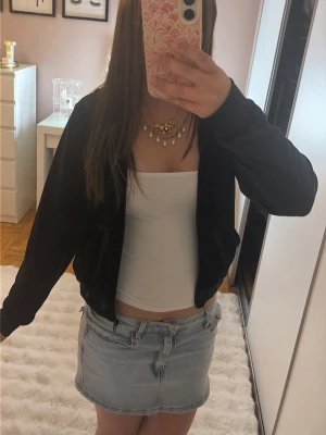 Svart hoodie med huva - Snygg svart hoodie i mjuk velour med dragkedja framtill och huva. Tröjan har långa ärmar och ribbade muddar vid ärmslut och nederkant. Perfekt för en avslappnad och trendig look.💋❣️