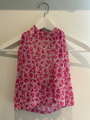 Halterneck top  - Jättegullig Y2k halterneck top som knyts i nacken, därav adjustable size. Köpt secondhand men i toppen skick. 