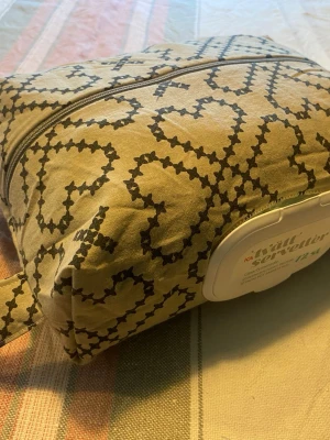 Liten skötväska / fodral för våtservetter /blöjor, handsytt - Liten skötväska / fodral för våtservetter /blöjor, handsytt  Beskrivning: Handsytt fodral för blöjor samt med smart hål för att trä dit våtservetter med lock. Utöver våtservetter rymmer du ca 12-15 blöjor storlek 5 och ombyte.  Passar de flesta standardförpackningar med upp till ca 72 våtservetter. Perfekt att ha i skötväskan, bilen, vagnen eller hemma.  ✨ Handgjord ✨ Återanvänt plastlock från originalförpackning ✨ Dragkedja för enkel påfyllning ✨ Praktiskt bärhandtag ✨ Tvättbart tyg   Mått: ca 
