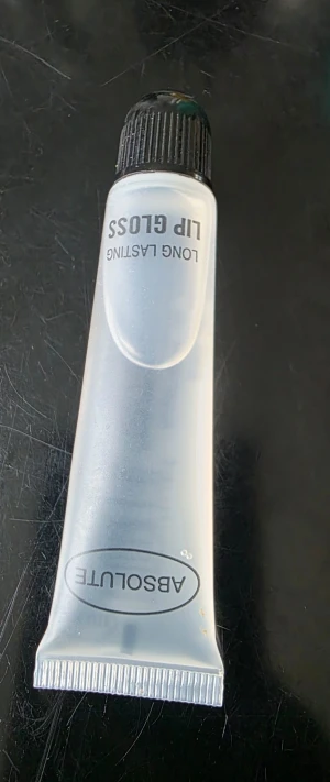 Transparent läppglans  - Säljer ett transparent läppglans. Glanset är long lasting och ger en glansig finish. Perfekt för att boosta läpparna med extra shine. Tuben är smidig att ha med i väskan och enkel att applicera.