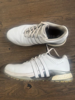 Adidas golfskor - Säljer mina adidas golfskor, köpte de förra säsongen men har andra par så vill bli av med dessa, kan lösa bra pris vid snabb affär