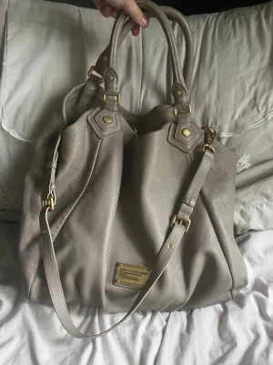 Grå handväska från Marc by Marc Jacobs - Snygg grå 2000’s  handväska i mjukt skinn från Marc by Marc Jacobs. Rymmer väldigt mycket grejer o super praktisk! Öppen för rimliga bud. 💕