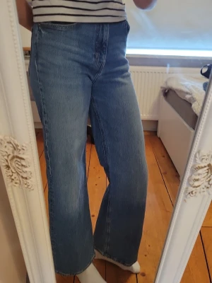 Blåa wide-leg jeans S - Jättesköna blåa high-rise wide leg jeans från HM. 