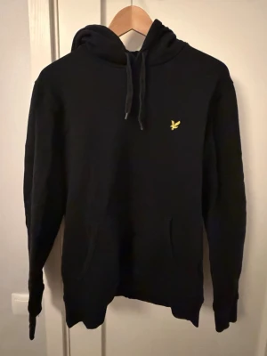 Svart hoodie Lyle and scott - Svart hoodie från Lyle and scott 