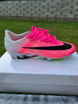 Nike Mercurial rosa fotbollsskor - Säljer ett par Nike Mercurial fotbollsskor de är använda 1 gång de är som nya original box extra sulor och påse ingår ord pris 3449