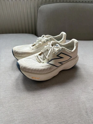 New Balance Fresh Foam X 1080 – Löparskor - Säljer ett par New Balance Fresh Foam X 1080 i vit färg. Skorna är i storlek 42 och i fint begagnat skick med normalt slitage från användning. Sulorna har fortfarande bra grepp och den välkända Fresh Foam X-dämpningen ger en mjuk och bekväm löpkänsla.  Perfekta för både löpning, promenader och vardagsbruk där komfort står i fokus.  Hör gärna av dig vid frågor eller om du vill ha fler bilder!
