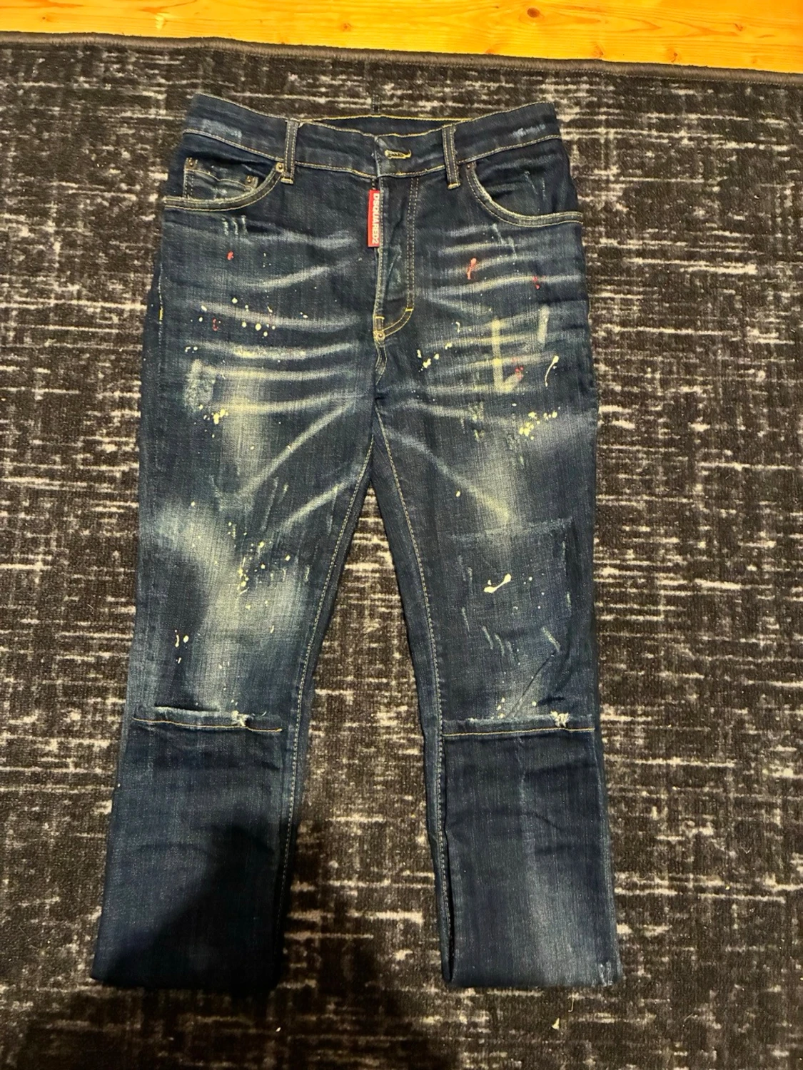 Mörkblå jeans med färgstänk