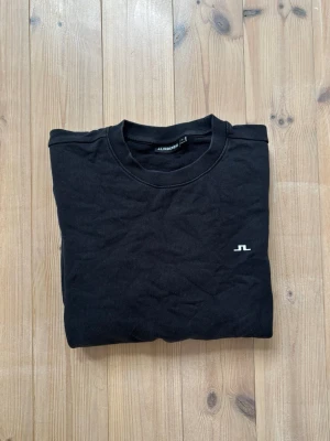 Svart sweatshirt från J.Lindeberg - Säljer en svart sweatshirt från J.Lindeberg i storlek M. Inga konstigheter, du får varmt höra av dig vid frågor! 