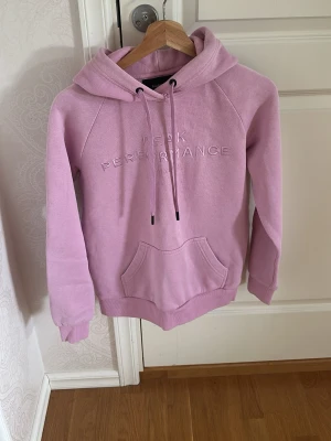 Peak Performance hoodie rosa - Rosa hoodie från Peak Performance med broderad logga framtill. Mjuk och skön passform, i storlek S. Bra skick. Priset kan diskuteras. 