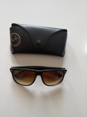 Rayban boyfriend - Säljer ett par fräscha rayban boyfriend som i princip är i nyskick. Skriv gärna om du har frågor. Pris går självklart att diskutera vid snabb affär.