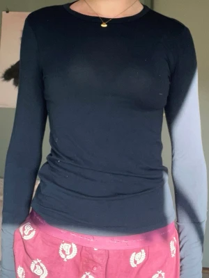 Blå långärmad tröja - Marinblå långärmad tröja i skönt material. Är blå-grön i färgen och är lite lik intimissimi tröjan. (Storlek xs)
