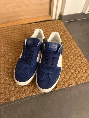 Valentino Flycrew - Säljer ett par Valentino Flycrews i storlek 41. Passar 42-43. Alla nitar kvar! 8,5-9/10 cond. 😊