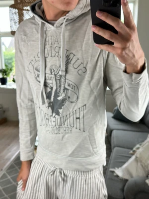 Vintage Hoodie  - Säljer nu denna super snygga hoodien med vintage look. Väldigt trendigt just nu! Mått: A:48 B:42 C:40 D:59 (cm) Skriv vid fundering 😇🙌
