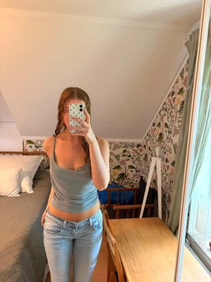 Glittrig festtopp från BikBok storlek M - Superfin glittrig topp från BikBok i storlek M. Mjukt, skimrande material med fint fall och smala axelband som ger en feminin och elegant look. Perfekt till jeans, linnebyxor eller kjol. Passar lika bra till fest, semester, middagar eller en snygg vardagslook. Ger en trendig Ibiza-inspired, Scandi chic och Y2K känsla. En mångsidig topp som är lätt att styla upp eller ner.