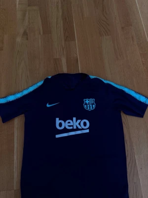 FC Barcelona träningströja Nike - Mörkblå FC Barcelona träningströja från säsongen 2018-19. Skulle säga att den är runt storlek 164 barn, kan nog passa XS herr 
