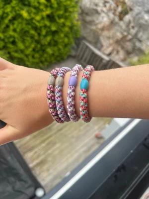 Färgglatt flätat armband med pärla - Knekki i 4-pack rosa,lila toner och 4-pack orginal kostar ungeför 120kr 