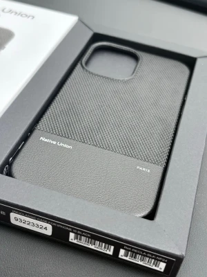 iPhone 16 Premiumskal - Native - Nytt!  - Ge din iPhone 16 ett exklusivt utseende med ett mobilskal från Native Union Paris – ett varumärke känt för sin minimalistiska design, premiumkänsla och höga kvalitet.  Detta är ett stilrent (RE)Classic Case Magnetic i svart, tillverkat av växtbaserade material med en elegant kombination av texturer som ger både ett lyxigt utseende och ett säkert grepp.  Produktinformation,  * Helt nytt i originalförpackning * Passar iPhone 16 * MagSafe/Magnetisk kompatibilitet * Upp till 1,8 met