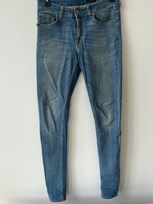 Tiger of Sweden jeans  - Tjena, säljer ett par schyssta tiger of sweden jeans i modellen Slight, i strl W30/L32 Jeansen är i färgen blå och är i ett bra skick hör gärna av dig om du har några frågor🤗20