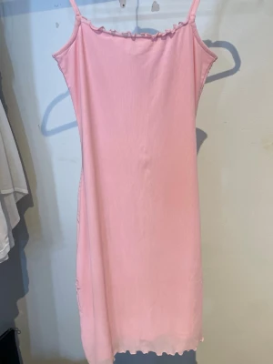 Rosa klänning  - En rosa klänning från H&M, storlek XXS.