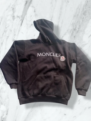 Moncler hoodie - Säljer en svart moncler hoodie med luva och tryck på bröstet om ni har funderingar tveka inte vi att skriva till mig svarar snabbt👍🏼