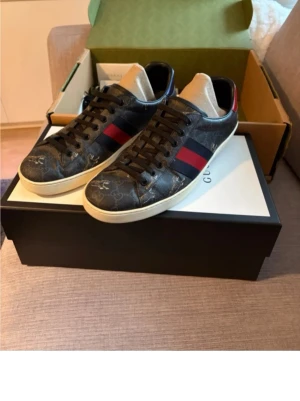 Gucci ace skor - Gucci ace skor i toppskick, storlek 42, og ingår, hör av er vid eventuella funderingar🤝