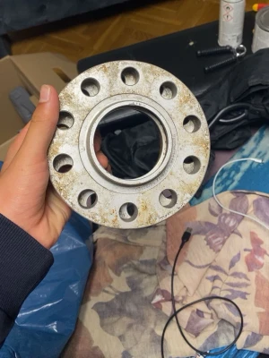 Metall hjulspacer med bultmönster - Säljer en rund hjulspacer i metal BMW f10