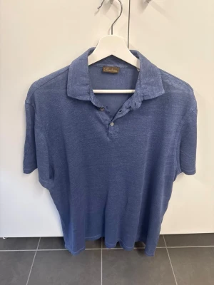 Blå linne piké från Stenströms - Snygg blå linne piké från Stenströms med klassisk krage och knappar framtill. Toppen har korta ärmar och är tillverkad i ett svalt linnematerial, perfekt för varmare dagar. Enkel och stilren design som passar till mycket.