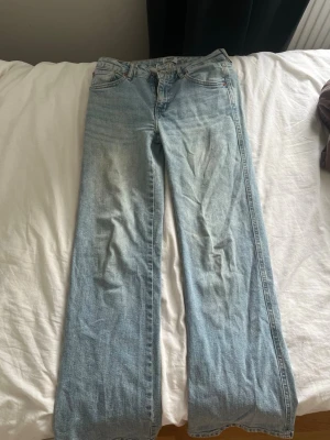  jeans från 157 - Säljer ett par ljusblå jeans från 157 i storlek S och längd short. Jeansen har rak passform, klassisk femficksdesign och är tillverkade i denim. Perfekta för en avslappnad och trendig look.