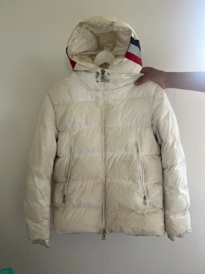 Vit pufferjacka med huva - Säljer min moncler jacka i storlek s. Säljer den billigt pågrund av att den är smutsig men kan fixas av kemtvätt. Liten skada på armen. 